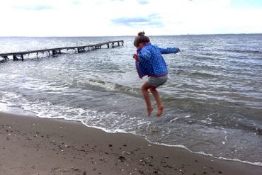 Urlaub mit Kindern Mamablog-Ostseetipps-Pelzerhaken-Strandkind