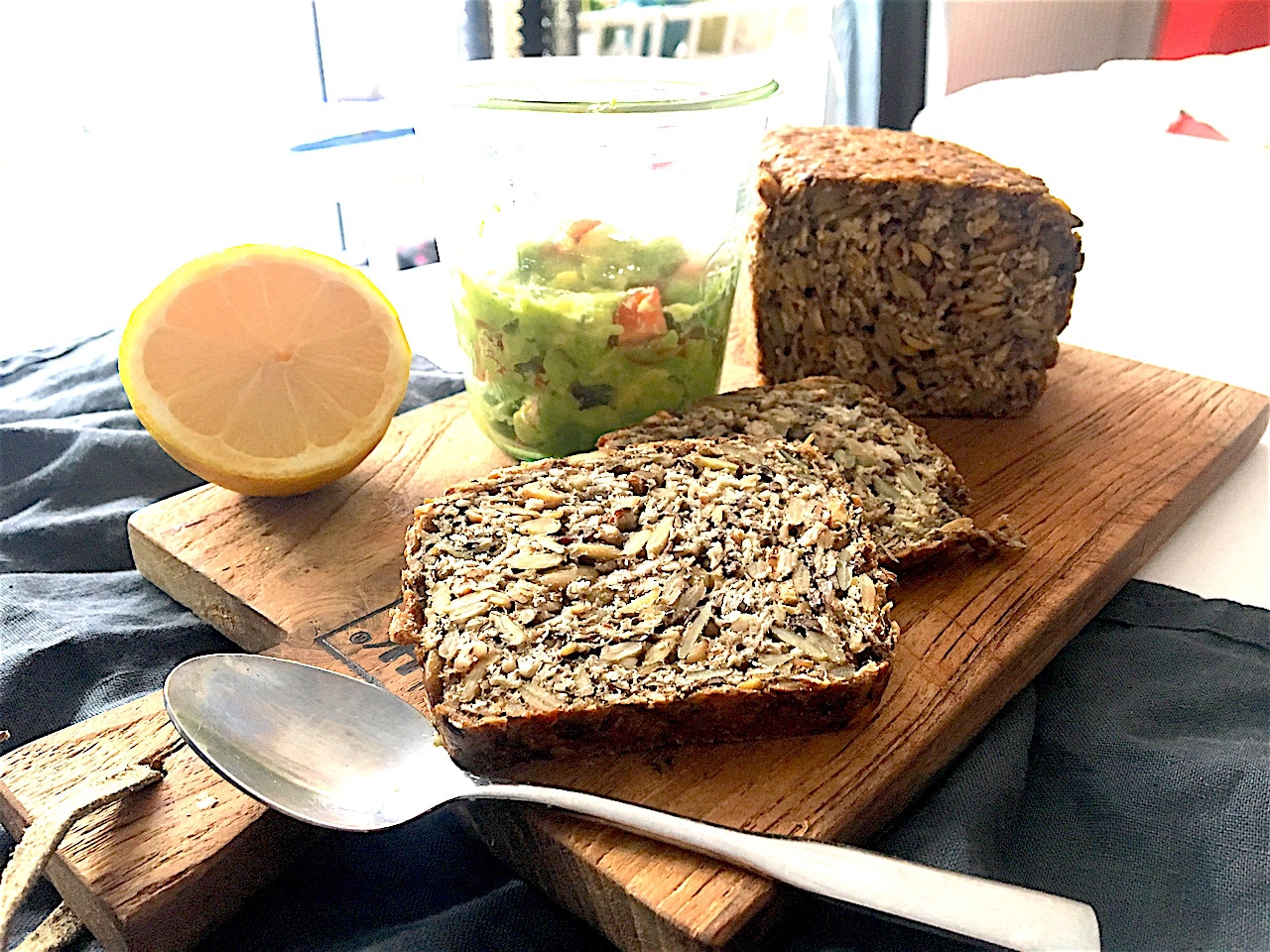 Höchstgenuss mit Whole &amp; Pure Brot und vegetarischem Brotaufstrich