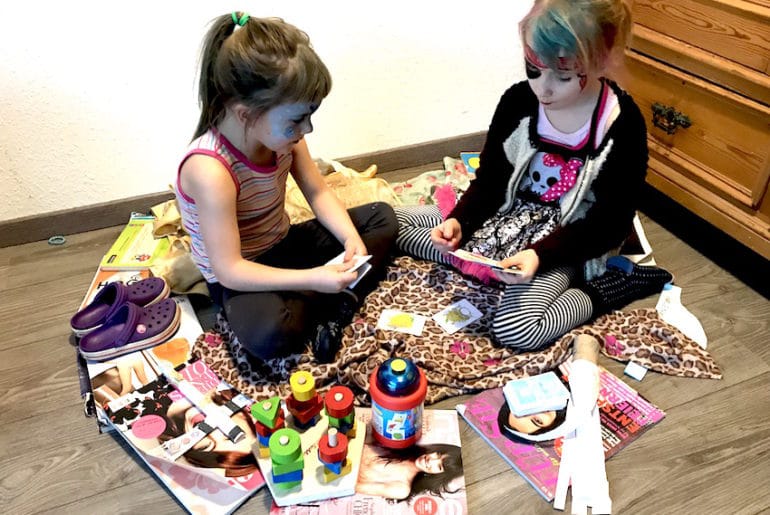 Reisen mit Kindern: Spielideen für lange Autoreisen, Regentage und Restaurantbesuche Mamablog-Geschwister-Spielideen-Reisen