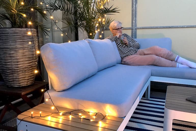 Terrassengestaltung-Outdoor-Lounge-Tchibo-Beleuchtung-Stimmung