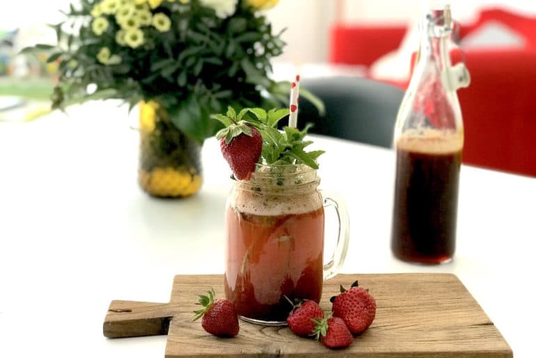 Einfach selbst gemacht: Erdbeersirup für das perfekte Sommerglück Erdbeersirup-Rezept-Sommercocktail