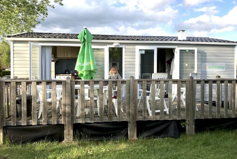 Glamping: Entspannter Urlaub mit Eurocamp Glamping-Eurocamp-Mobilheim-Wohnzimmer