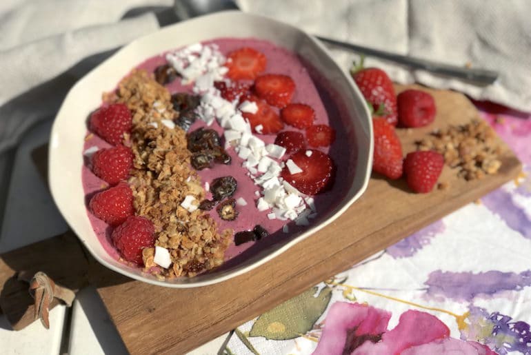 Frühstück zum Löffeln: Erdbeer Smoothie Bowl mit griechischem Joghurt Smoothie Bowl Rezept Mamablog