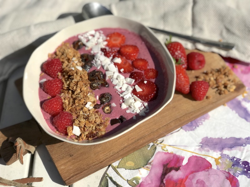 Fruhstuck Zum Loffeln Erdbeer Smoothie Bowl Mit Griechischem Joghurt