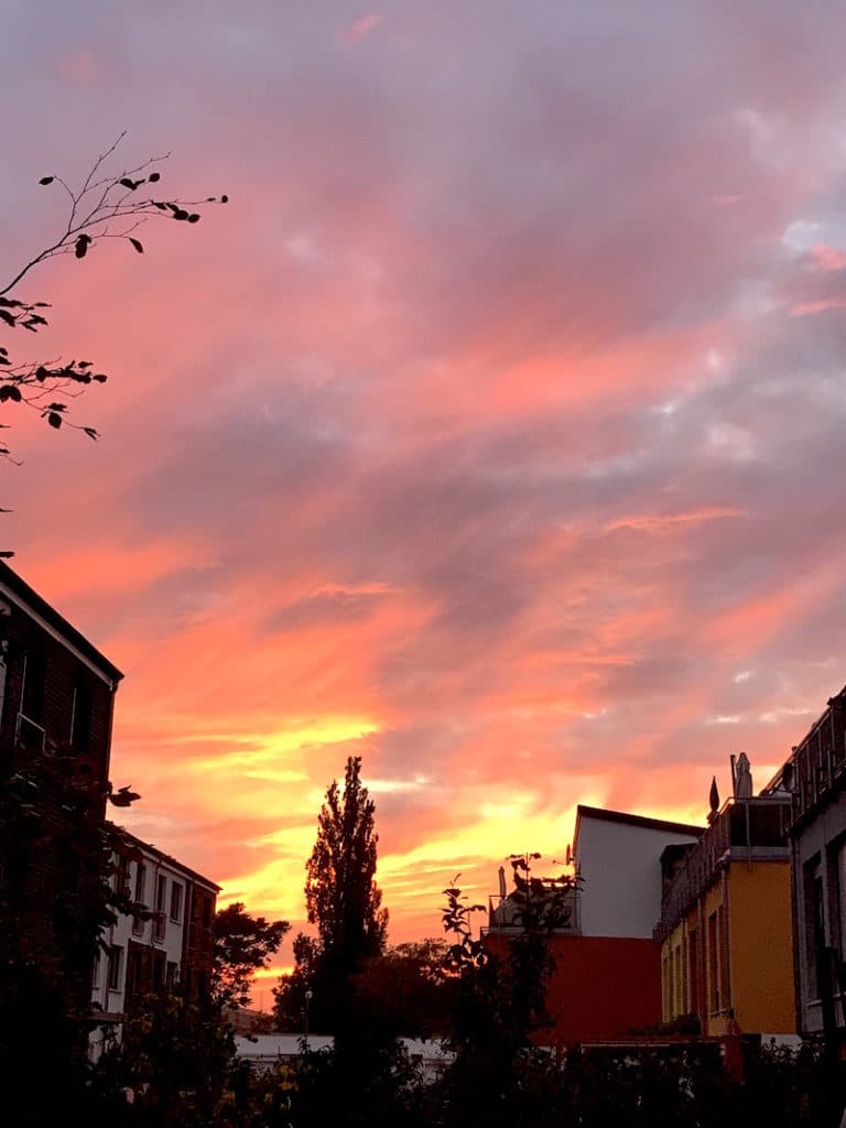 Die Reihenhaussiedlung: Zwischen Kindergeschrei, qualmenden Feuerschalen und zu viel Wein Supermom_mamablog_Sonnenuntergang
