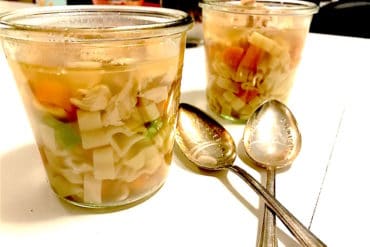 Rezept: Hühnersuppe gegen böse Viren. Fürs Büro. Für Daheim. Fürs Glück. Rezept_Huehnersuppe_Supermom_Mamablog_2