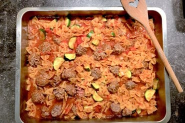 Rezept: Gebackene Buletten-Pasta mit Gemüse Rezept_Pasta_Hackbaellchen_Familienkueche