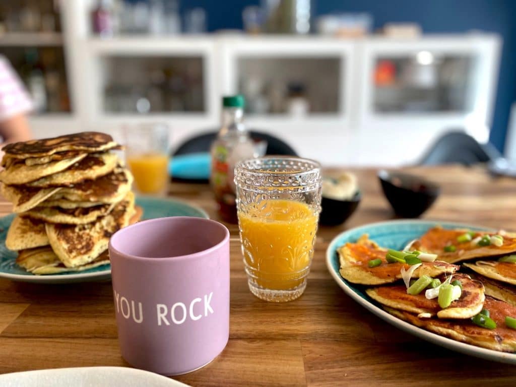 Rezept: Fluffige Pancakes für viele hungrige Mäuler. Warum nicht mal herzhaft? Supermom_Mamablog_rezept_Pancakes_herzhaft und suess