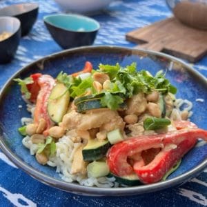 Schnelle Küche Asia Style: Mie Nudeln mit Hähnchen und Erdnuss Sauce