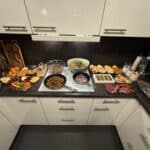 Ein Buffet volll mit Fingerfood und Brunch Ideen