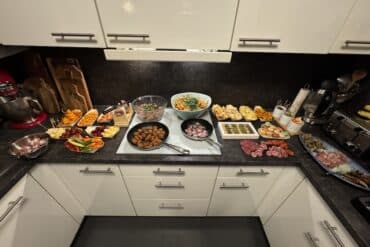 Leicht organisiert, voller Genuss: Die stressfreie Küchenparty – 12 schnelle Brunch Ideen und Fingerfood Rezepte Ein Buffet volll mit Fingerfood und Brunch Ideen