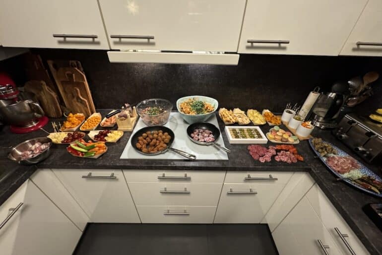 Leicht organisiert, voller Genuss: Die stressfreie Küchenparty – 12 schnelle Brunch Ideen und Fingerfood Rezepte Ein Buffet volll mit Fingerfood und Brunch Ideen